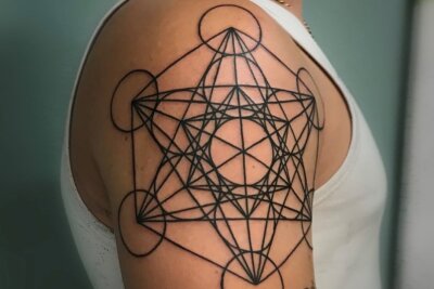 Ein geometrisches Tattoo als Beispiel. Instagram: @atelierderkoerperkunst