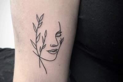 Ein Beispiel für ein minimalistisches Tattoo. Instagram: @rose_tattoo_art