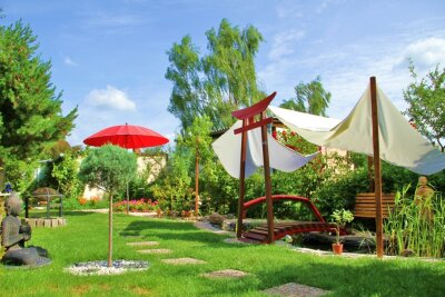 Das sind die Garten-Trends 2022 - Ein Feng Shui Garten vereint Buddah-Figuren, chinesische Pflanzen, Springbrunnen und Bambus-Highlights.