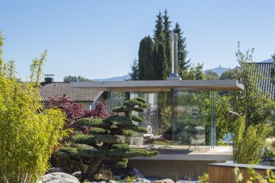 Das sind die Garten-Trends 2022 - In diesem hochmodernen GM Pavillon360 aus Glas mit Kamin (z.B. von der Firma Glas Marte) lässt sich ein schöner Abend verbringen. Foto: Glas Marte GmbH