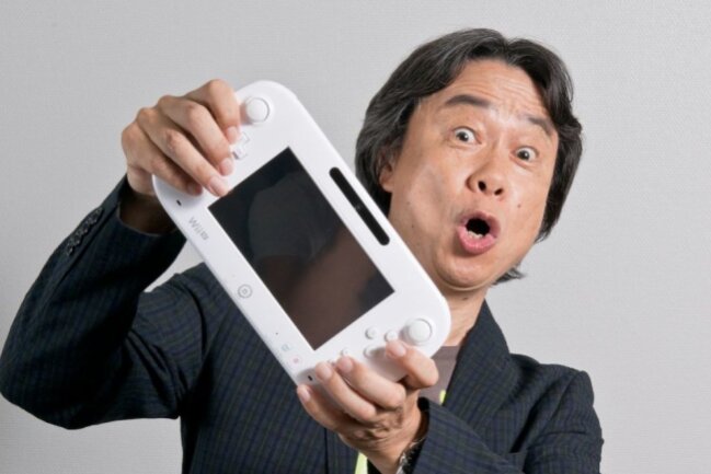 Das sind die meistverkauften Konsolen der Welt - Spielend Geld verdienen wollten Nintendo, Sony, Microsoft, Sega und Co. immer wieder - doch welche Konsole war bislang die erfolgreichste? Spoiler: Die Wii U, die "Mario"-Erfinder Shigeru Miyamoto hier so schwungvoll präsentiert, ist es nicht. Im Gegenteil...