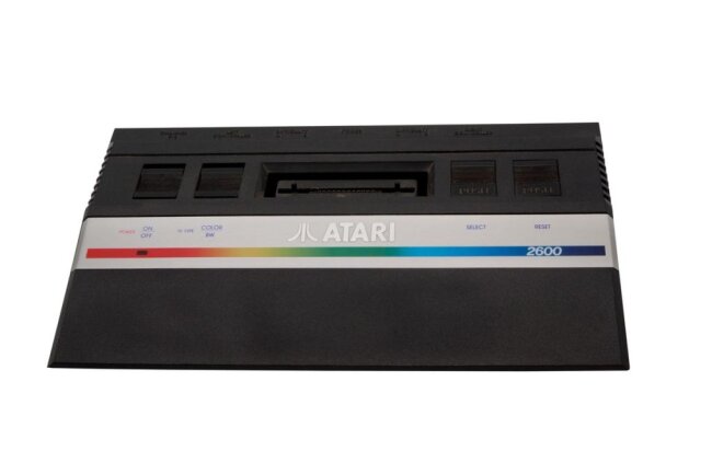 Das sind die meistverkauften Konsolen der Welt - Das Atari 2600 VCS (Video Computer System) kam 1977 zunächst nur in den USA auf den Markt, Ende der 70-er war es auch in Deutschland erhältlich. Weltweit verkaufte sich das Gerät rund 27,64 Millionen Mal.