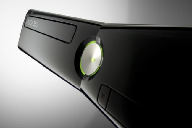 Das sind die meistverkauften Konsolen der Welt - Obwohl vom legendären "Red Ring of Death" geplagt, ist die organisch geformte Xbox 360 die bislang erfolgreichste Microsoft-Konsole. Die austauschbare Festplatte und die starken Online-Features begeisterten seit Ende 2005 über 85,7 Millionen Käufer.