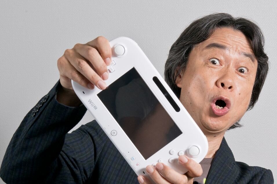 Das sind die meistverkauften Konsolen der Welt - Spielend Geld verdienen wollten Nintendo, Sony, Microsoft, Sega und Co. immer wieder - doch welche Konsole war bislang die erfolgreichste? Spoiler: Die Wii U, die "Mario"-Erfinder Shigeru Miyamoto hier so schwungvoll präsentiert, ist es nicht. Im Gegenteil...