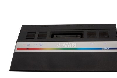 Das sind die meistverkauften Konsolen der Welt - Das Atari 2600 VCS (Video Computer System) kam 1977 zunächst nur in den USA auf den Markt, Ende der 70-er war es auch in Deutschland erhältlich. Weltweit verkaufte sich das Gerät rund 30 Millionen Mal.