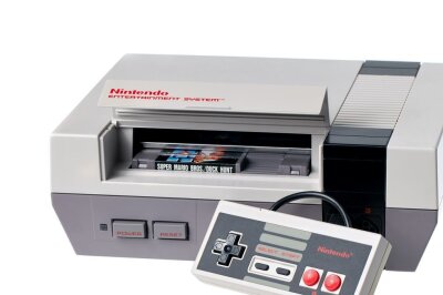 Das sind die meistverkauften Konsolen der Welt - Mit dem 8-Bit-NES begann 1986 der digitale Siegeszug von Nintendo. Der klobige Kasten mit den ersten "Super Mario Bros."-Spielen fand Anklang bei fast 62 Millionen Käufern.