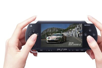 Das sind die meistverkauften Konsolen der Welt - Sonys PlayStation Portable, kurz PSP, findet Ende 2004 ihren Weg in die Verkaufsregale. Der stylishe Alleskönner, der vollmundig als "Walkman des 21. Jahrhundert" angepriesen wurde, war ein Stück Hightech für die Hosentasche und Sonys erster Versuch, Nintendo auch im mobilen Bereich Konkurrenz zu machen. Mit Erfolg: Die Japaner verkauften über 82,5 Millionen Exemplare - ein Wert von dem der Nachfolger Vita nur träumen konnte. Er scheiterte an den erstarkenden Smartphones.