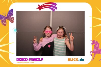 Das sind die tollen Erinnerungsfotos der "Disco Family" - In der Fotobox konnten die Besucher den unvergesslichen Abend festhalten. Foto: Family Disco/ Blick.de