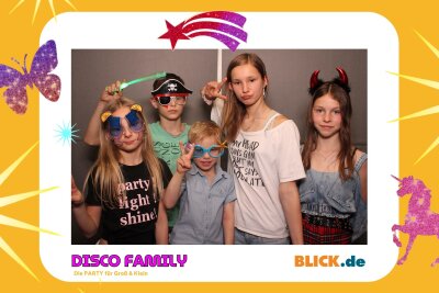Das sind die tollen Erinnerungsfotos der "Disco Family" - In der Fotobox konnten die Besucher den unvergesslichen Abend festhalten. Foto: Family Disco/ Blick.de