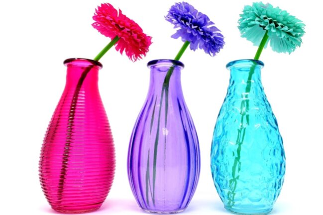 Das sind die Wohn- und Gartentrends 2023 - In Räumen mit gedeckten Farben bringen bunte Vasen oder Gläser einen Pop Of Colour in die eigenen vier Wände.