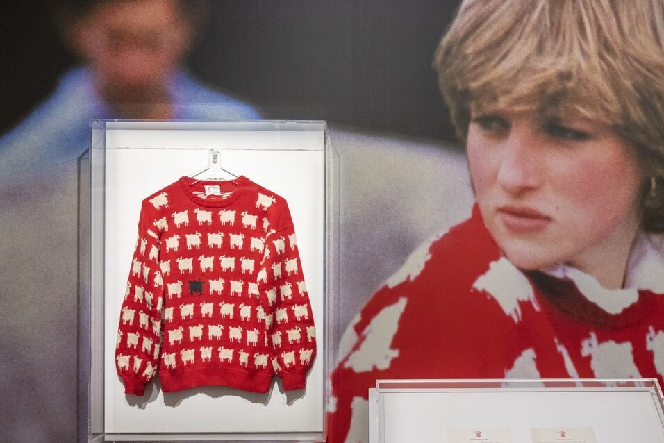 Das teuerste schwarze Schaf der Welt: Lady Dianas Pullover bricht alle Rekorde - Rekord! Der rote Schaf-Pullover von Lady Diana wurde für 1,143 Millionen Dollar versteigert.