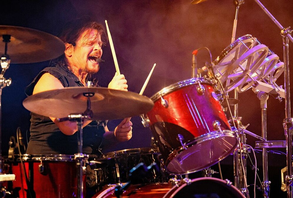 Das Vogtland Rock Event heizte das Publikum an - Blind-Date-Schlagzeuger und Bandleader Maertel Monroe zeigte eine wilde Show.  Foto: Thomas Voigt