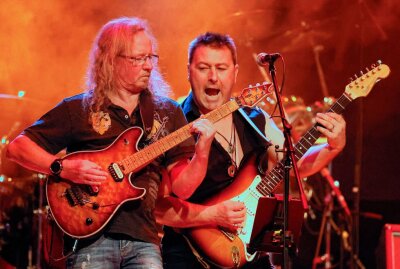 Das Vogtland Rock Event heizte das Publikum an - Mit gleich drei Gitarrensäulen kreuzten die Musiker von Blind Date auf der Bühne auf. Foto: Thomas Voigt