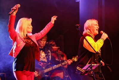 Das Vogtland Rock Event heizte das Publikum an - Im Finale des Abends stand die Leipziger Queen-Coverband Rockfonie auf der Bühne. Foto: Thomas Voigt