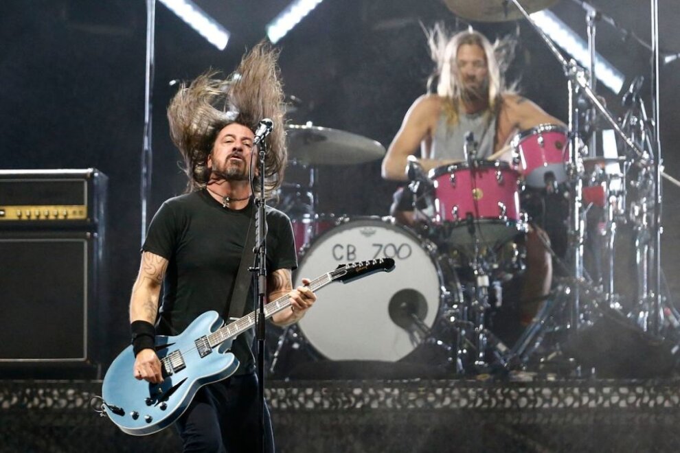 Santiago, Chile, am 18. März 2022: Dave Grohl und Taylor Hawkins von den Foo Fighters rocken auf der Bühne des Lollapalooza-Festivals in Chile. Der Drummer verstarb wenige Tage später, am 25. März, in Kolumbien.
