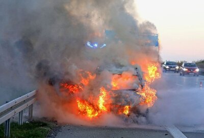 Dauereinsatz der FFW Hohenstein-Ernstthal - Auf der A4 stand ein PKW in Flammen. Foto:Andreas Kretschel