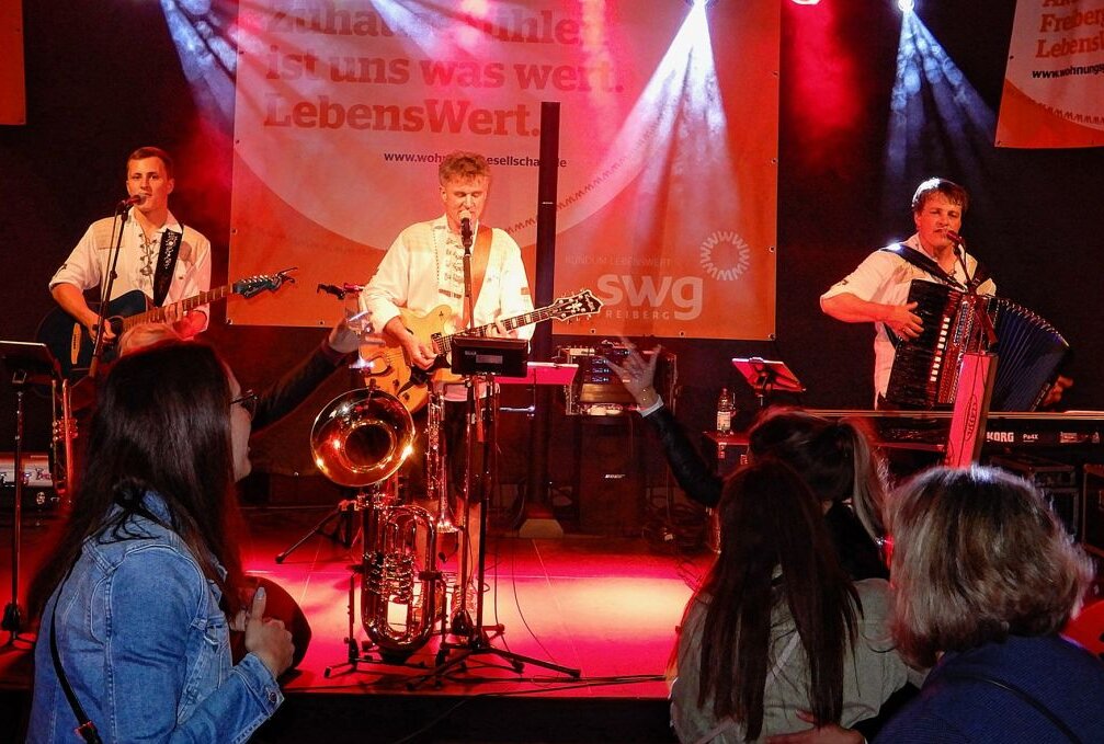 De Hutzenbossen gaben endlich wieder ein Konzert auf einer großen Bühne. Foto: Maik Bohn