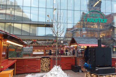 Debatte um neuen Chemnitzer Marktbaum: Silberlinde erntet Häme der Bürger - Aktuell ist der Marktbaum zwischen den Weihnachtsmarktständen kaum zu entdecken.