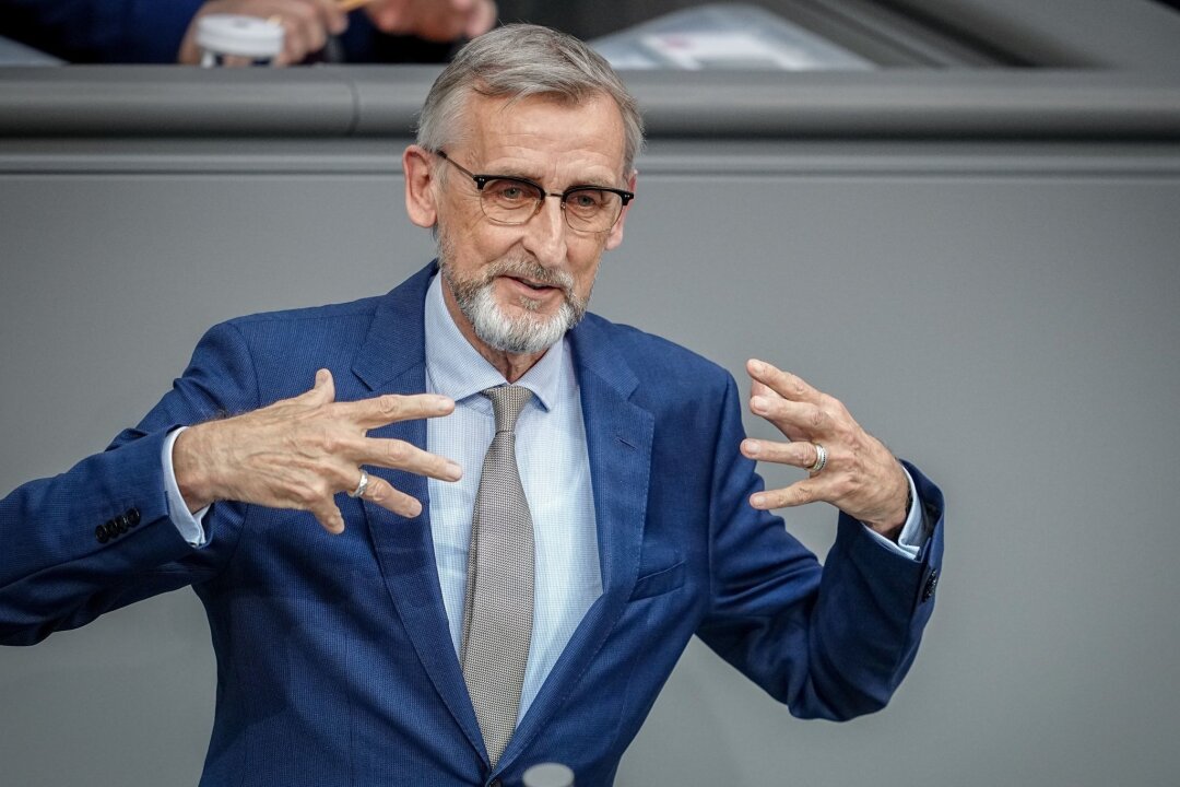 Debatte zur Kriminalität: Schuster will mehr Zurückweisungen - Sachsens Innenminister Armin Schuster (CDU) hält eine Rede im Bundestag.