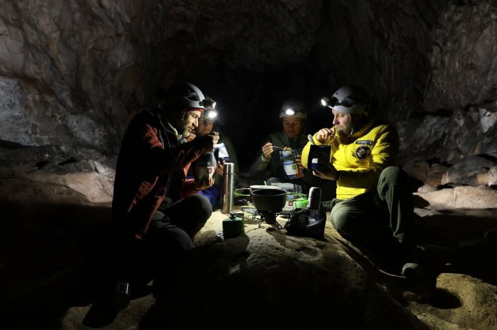 Deep Time Experiment: 40 Tage unter der Erde - Probanden beim Essen in der Höhle.