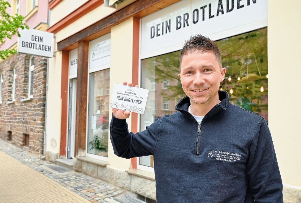 Alexander Schellenberger, Inhaber der Bäckerei & Konditorei Schellenberger, vor seinem PopUp Store "Dein Brotladen" auf dem Zeller Berg. Foto: Ralf Wendland
