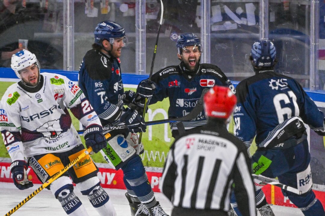 DEL-Meister München vor Playoff-Aus - Straubing verkürzt - Die Straubing Tigers (blaue Trikots) holten in der Serie gegen die Eisbären den ersten Sieg.