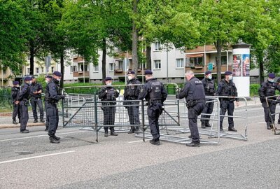 Demo gegen Rassismus in Chemnitz: Polizei mit Großaufgebot vor Ort - Demonstration in Chemnitz gegen Rassismus in staatlichen Behörden. Foto: Harry Härtel