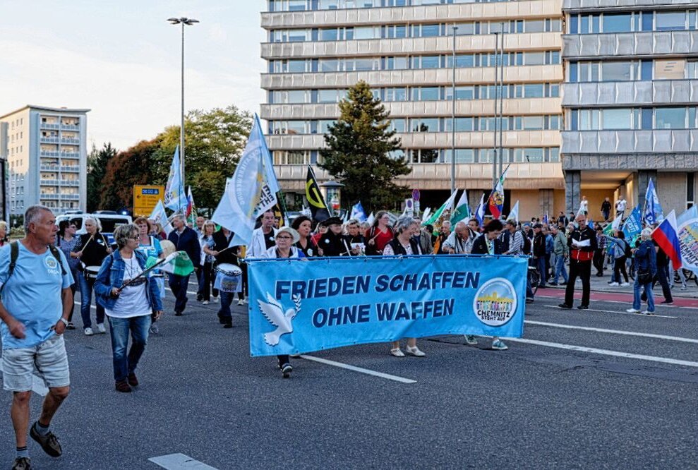 Demo in Chemnitz: Forderungen für "Neustart der Demokratie" - Am Montag demonstrierten etwa 500 Personen in Chemnitz. Foto: Harry Härtel