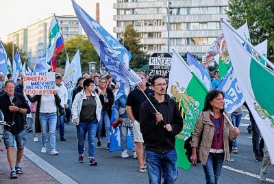 Demo in Chemnitz: Forderungen für "Neustart der Demokratie" - Am Montag demonstrierten etwa 500 Personen in Chemnitz. Foto: Harry Härtel