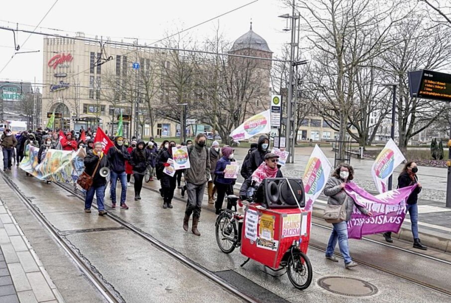 Am Internationalen Aktionstag gegen Rassismus wird auch in Chemnitz auf dem Neumarkt gegen Rassismus und Krieg, sowie für Solidarität mit allen Geflüchteteten demonstriert. Der Demozug bewegt sich auf der Straße der Nationen. Foto: Harry Härtel