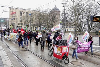Demo in Chemnitz gegen Rassismus und für Frieden - Am Internationalen Aktionstag gegen Rassismus wird auch in Chemnitz auf dem Neumarkt gegen Rassismus und Krieg, sowie für Solidarität mit allen Geflüchteteten demonstriert. Der Demozug bewegt sich auf der Straße der Nationen. Foto: Harry Härtel