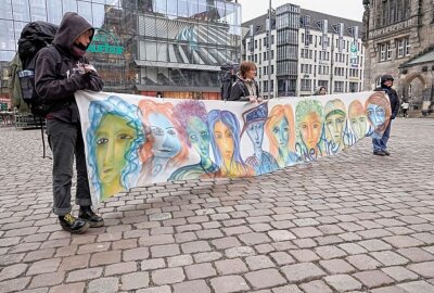 Demo in Chemnitz gegen Rassismus und für Frieden - Ein Banner erinnert an den Wert vongesellschaftlicher Vielfalt. Foto: Harry Härtel