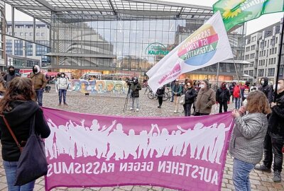 Demo in Chemnitz gegen Rassismus und für Frieden - Die Teilnehmer versammelten sich zunächst auf dem Neumarkt und hielten eine Kundgebung ab. Foto: Harry Härtel