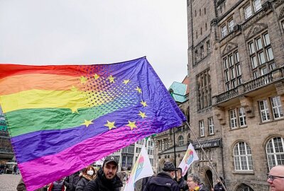 Demo in Chemnitz gegen Rassismus und für Frieden - Eine Fahne verbindet die europäische Flagge mit der Regenbogenfahne, Symbol für Frieden und Vielfalt. Foto: Harry Härtel