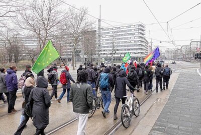 Demo in Chemnitz gegen Rassismus und für Frieden - Der Demozug bewegt sich auf der Straße der Nationen. Foto: Harry Härtel