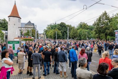 Demo in Plauen: 3000 Personen versammeln sich für Demokratie und Frieden - Knapp 3000 Personen demonstrieren lautstark für Demokratie und Frieden in Plauen. Foto: B&S/David Rötzschke