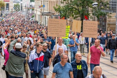 Demo in Plauen: 3000 Personen versammeln sich für Demokratie und Frieden - Knapp 3000 Personen demonstrieren lautstark für Demokratie und Frieden in Plauen. Foto: B&S/David Rötzschke