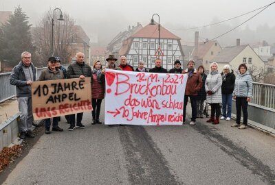Demo: Lunzenauer wollen ein Zeichen setzen - Matthias Lehmann (mit Hut) rief zur Demo auf die Muldenbrücke auf. Foto: Andrea Funke