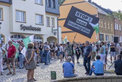 Demo nach Lokführerangriff im Erzgebirge: Menschen demonstrieren gegen geplantes Asylheim - In Grünhain demonstrierten Menschen gegen ein geplantes Asylheim. Foto: Bernd März