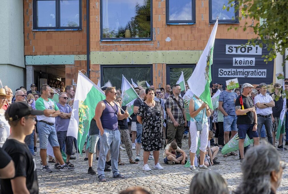 Demo nach Lokführerangriff im Erzgebirge: Menschen demonstrieren gegen geplantes Asylheim - In Grünhain demonstrierten Menschen gegen ein geplantes Asylheim. Foto: Bernd März