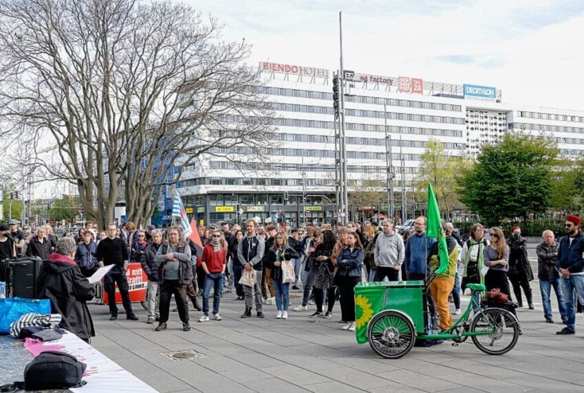 Demo unter dem Motto "Nie wieder Faschismus" in Chemnitz - Demo vor dem Karl-Marx-Monument in Chemnitz unter dem Motto "Nie wieder Faschismus". Foto: Harry Haertel