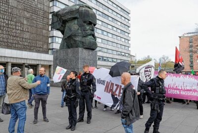 Demo unter dem Motto "Nie wieder Faschismus" in Chemnitz - Demo vor dem Karl-Marx-Monument in Chemnitz unter dem Motto "Nie wieder Faschismus". Foto: Harry Haertel