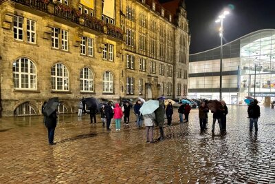 Demo: Zirka 100 Leute folgen Pro Chemnitz-Aufruf - Zum jetzigen Zeitpunkt sind zirka 100 Mann dem Aufruf gefolgt. 