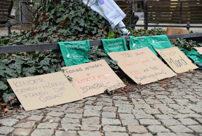 Demo zu Prozessbeginn: Tötete ein Mann seine Frau wegen Ungehorsamkeit? - Kundgebung gegen Femizide: Frauen protestieren vor Landgericht Görlitz Foto: xcitepress/Thomas Baier