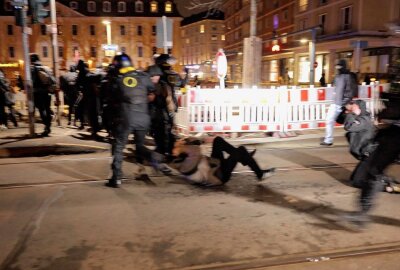 Demobilanz in Dresden: Polizei muss unterschiedliche Lager trennen - Tausende Antifateilnehmer blockieren die Demoroute der Montagsdemonstranten. Foto: Bernd März