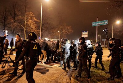 Demobilanz in Dresden: Polizei muss unterschiedliche Lager trennen - Tausende Antifateilnehmer blockieren die Demoroute der Montagsdemonstranten. Foto: Bernd März