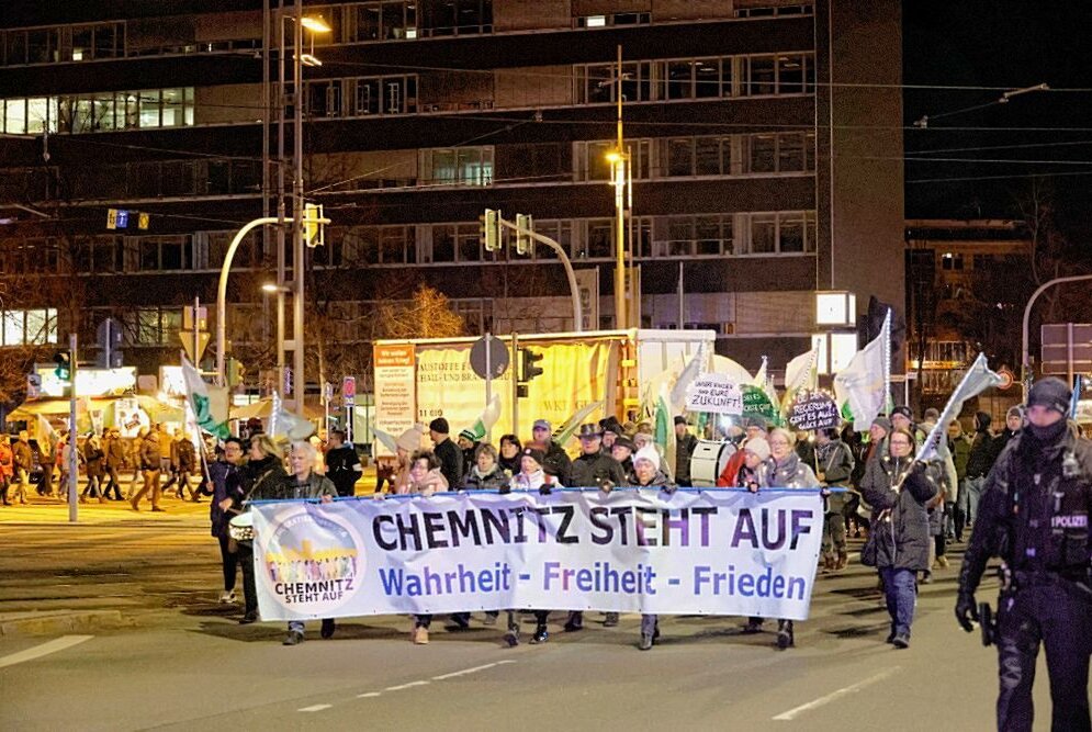 Demogeschehen am Montagabend in der Chemnitzer Innenstadt - Demonstration "Chemnitz steht auf" am heutigen Montagabend in der Innenstadt. Foto: Harry Härtel