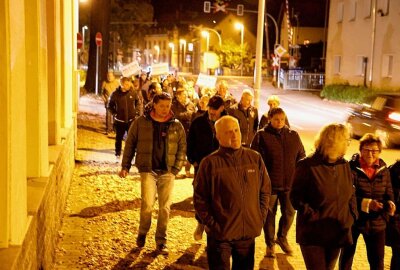 Demogeschehen in Einsiedel: Proteste gegen Unterkunft für Asylsuchende - In Chemnitz - Einsiedel wird gegen die Reaktivierung der Unterkunft für Asylsuchende protestiert. Foto: Harry Härtel / haertelpress