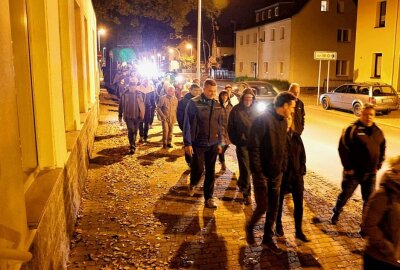 Demogeschehen in Einsiedel: Proteste gegen Unterkunft für Asylsuchende - In Chemnitz - Einsiedel wird gegen die Reaktivierung der Unterkunft für Asylsuchende protestiert. Foto: Harry Härtel / haertelpress