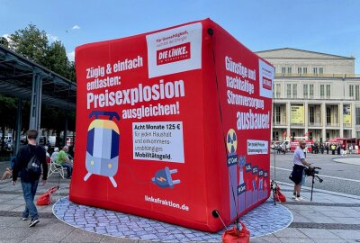 Demogeschehen in Leipzig: "Omas gegen Rechts" stoppen Freie Sachsen - In Leipzig finden sieben Demonstrationen statt. Foto: Daniel Unger